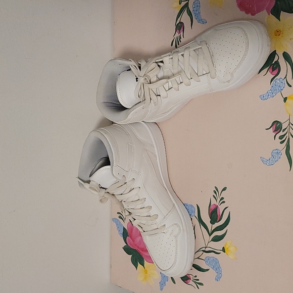 White Puma Sneaker Size 8 - Picture 1 of 4